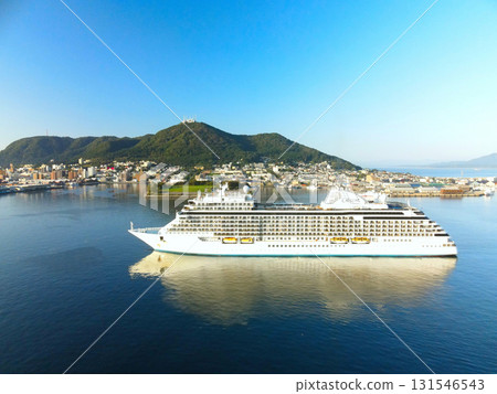 秋季停靠北海道函館市函館港的七海探險號遊輪的鳥瞰圖 131546543