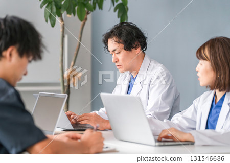 穿白大褂的男醫生開會、會議或會議 131546686