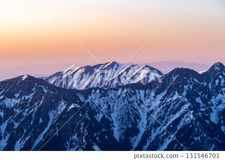 魔幻時刻 清晨的後立山連峰、蓮華山(從別山北峰眺望) 攀登北阿爾卑斯山的立山和別山,雪未消 魔幻時刻 清晨的後立山連峰、蓮華山(從別山北峰眺望) 攀登北阿爾卑斯山的立山和別山,雪未消 131546701