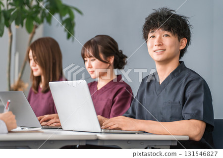 穿著工作服的男女醫護人員在辦公桌前工作 131546827