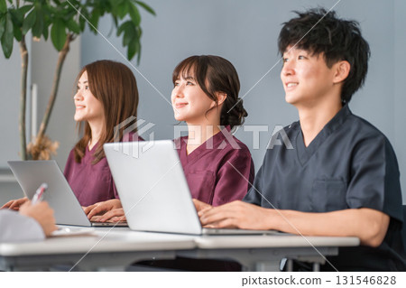 穿著工作服的男女醫護人員在辦公桌前工作 穿著工作服的男女醫護人員在辦公桌前工作 131546828