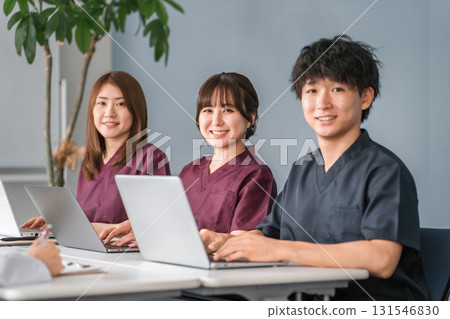 穿著工作服的男女醫護人員在辦公桌前工作 131546830