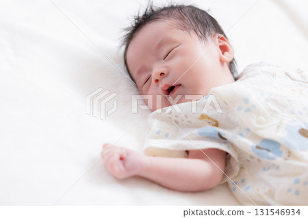 新生嬰兒正在午睡 新生嬰兒正在午睡 131546934