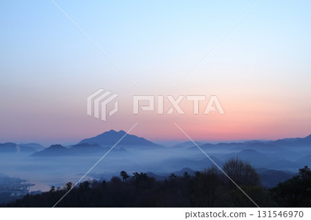 漂浮在雲彩海的山 131546970