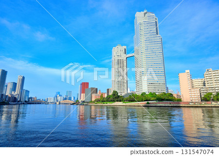 東京：清晨藍天下的隅田川和聖路加花園 131547074