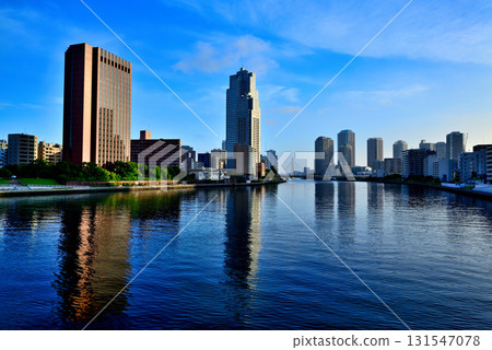 東京：清晨藍天下的隅田川和聖路加花園 131547078