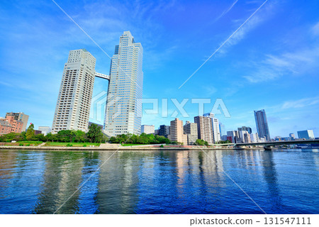 東京:清晨藍天下的隅田川和聖路加花園 東京:清晨藍天下的隅田川和聖路加花園 131547111