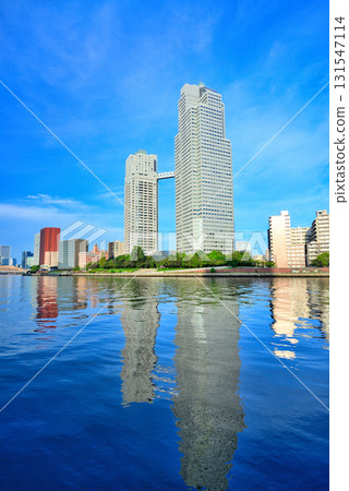 Tokyo: Sumida River and St. Luke's Garden under the early morning blue sky Tokyo: Sumida River and St. Luke's Garden under the early morning blue sky 131547114
