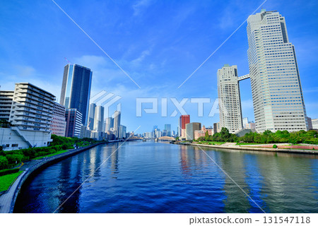 東京：清晨藍天下的隅田川和聖路加花園 131547118