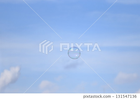 藍天和肥皂泡的圖像 131547136