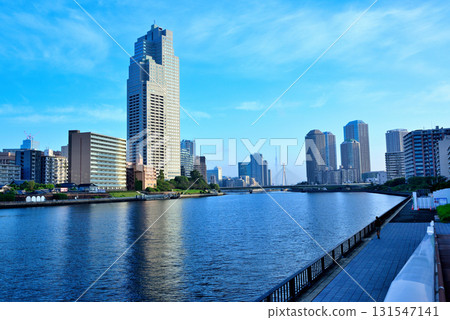 東京：清晨藍天下的隅田川和聖路加花園 131547141