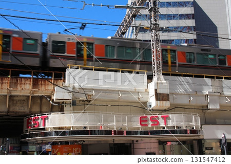 EST, a commercial facility located under the JR Osaka overpass EST, a commercial facility located under the JR Osaka overpass 131547412