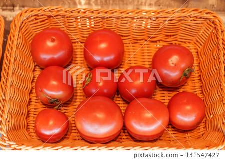 竹籃中的多彩蔬果 131547427