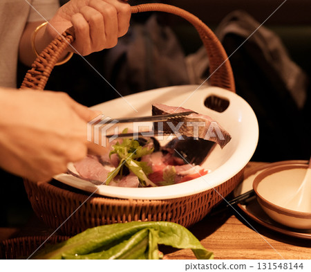 餐廳美食魚片夾取特寫 131548144