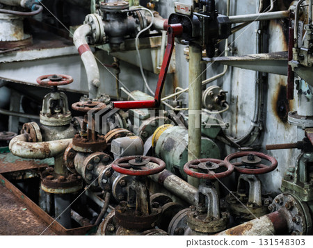骯髒的舊鍋爐設備管道和車輪 骯髒的舊鍋爐設備管道和車輪 131548303
