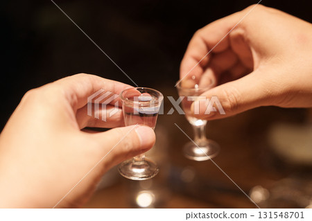 Drinking together at a business banquet 131548701