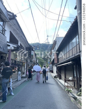 一對老夫婦走過老城區 一對老夫婦走過老城區 131548858