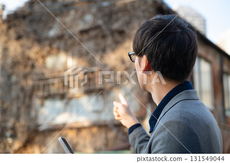 男人看著空蕩蕩的房子 131549044
