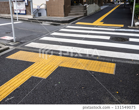 在人行道前安裝點字塊的範例 131549075