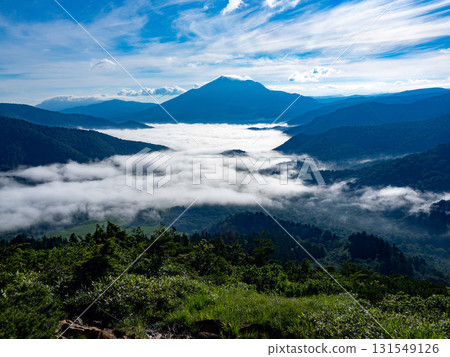 The beautiful mountains and nature of Oze 131549126