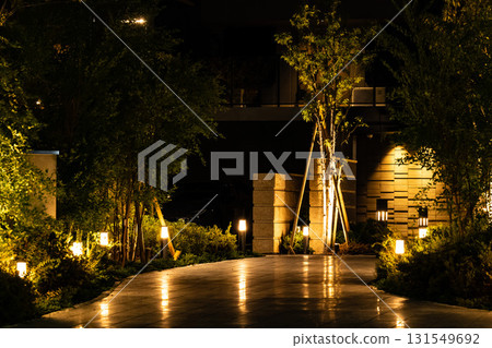 夜晚，豪華公寓大樓的入口處燈光溫暖。 131549692