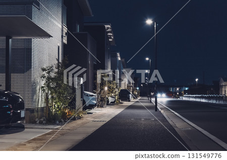 夜間住宅區的現代獨立式住宅和路燈 131549776