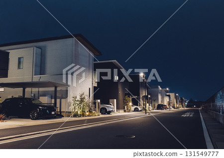 夜間住宅區的現代獨立式住宅和路燈 夜間住宅區的現代獨立式住宅和路燈 131549777