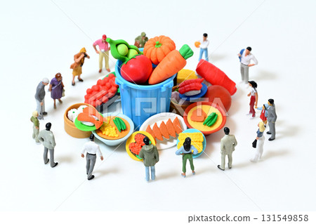 永續發展目標 食物浪費 人們看著被丟棄的食物 131549858