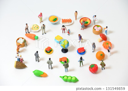 永續發展目標 食物浪費 人們看著被丟棄的食物 永續發展目標 食物浪費 人們看著被丟棄的食物 131549859