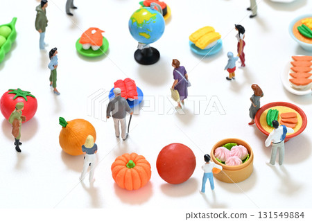 永續發展目標 食物浪費 人們看著被丟棄的食物 永續發展目標 食物浪費 人們看著被丟棄的食物 131549884