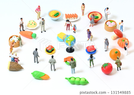 永續發展目標 食物浪費 人們看著被丟棄的食物 永續發展目標 食物浪費 人們看著被丟棄的食物 131549885