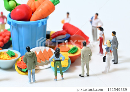 永續發展目標 食物浪費 人們看著被丟棄的食物 131549889