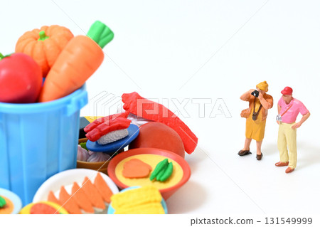 永續發展目標 食物浪費 人們拍攝被丟棄的食物 永續發展目標 食物浪費 人們拍攝被丟棄的食物 131549999