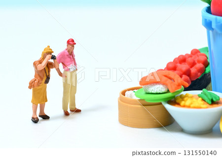 永續發展目標 食物浪費 人們拍攝被丟棄的食物 永續發展目標 食物浪費 人們拍攝被丟棄的食物 131550140