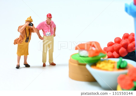 永續發展目標 食物浪費 人們拍攝被丟棄的食物 永續發展目標 食物浪費 人們拍攝被丟棄的食物 131550144