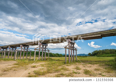 Wooden bridge over the Kizu River, Kozuya Bridge (Nagarebashi Bridge), a view from the riverbank, Yawata City, Kyoto Prefecture 131550308