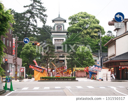 Torii gate and shrine gate of Oyama Shrine (Hyakumangoku Festival: Kanazawa City, Ishikawa Prefecture) Torii gate and shrine gate of Oyama Shrine (Hyakumangoku Festival: Kanazawa City, Ishikawa Prefecture) 131550317