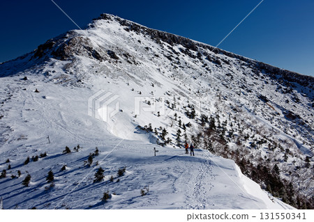 登山者在八嶽山脈的赤井之頭山脊線向碘嶽山前進 登山者在八嶽山脈的赤井之頭山脊線向碘嶽山前進 131550341