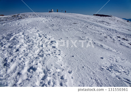 八嶽山脈硫磺山頂峰的一個晴朗的冬日 八嶽山脈硫磺山頂峰的一個晴朗的冬日 131550361
