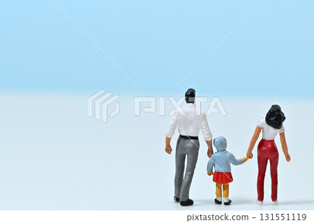 友善的一家人手牽手的圖片 131551119