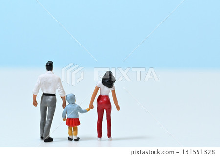 友善的一家人手牽手的圖片 131551328