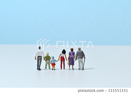 友善的三代家庭手牽手的圖片 131551331