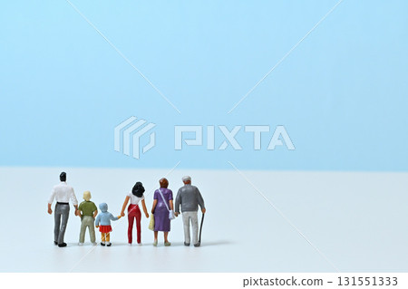 友善的三代家庭手牽手的圖片 131551333