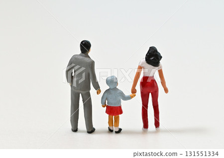 Image of a friendly family holding hands 131551334