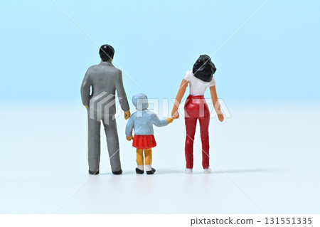 友善的一家人手牽手的圖片 友善的一家人手牽手的圖片 131551335