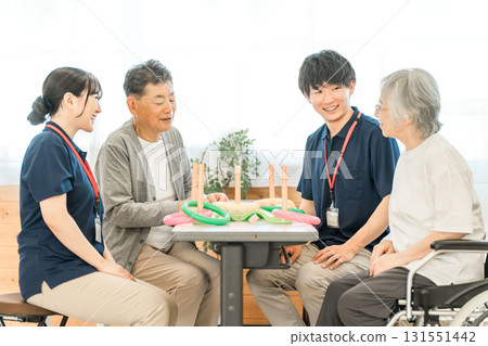 護理機構和復健中心的護理人員和老年男性和女性 131551442