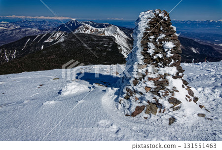 冬季從八嶽山脈的硫磺山頂眺望天狗山、蓼科山和白馬山脈 冬季從八嶽山脈的硫磺山頂眺望天狗山、蓼科山和白馬山脈 131551463