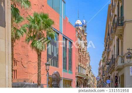 巴塞隆納，歷史城市景觀，晴朗的天空，盛夏，西班牙 131551958