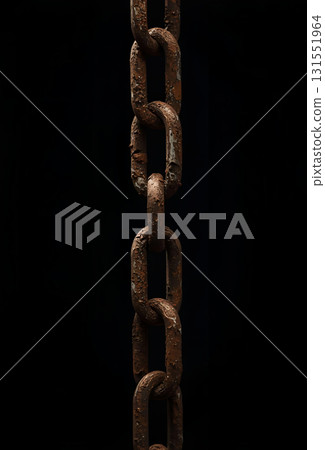 一條生鏽的鐵鍊懸掛在黑暗中 131551964