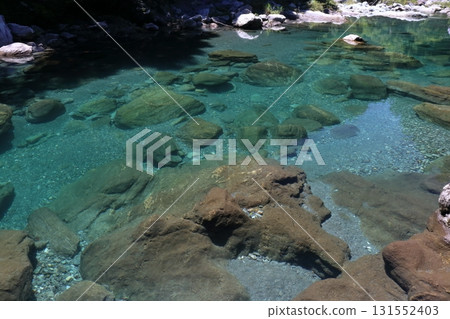 夏季透明度極高的阿塞米河(高知縣本山町阿塞米河谷) 夏季透明度極高的阿塞米河(高知縣本山町阿塞米河谷) 131552403